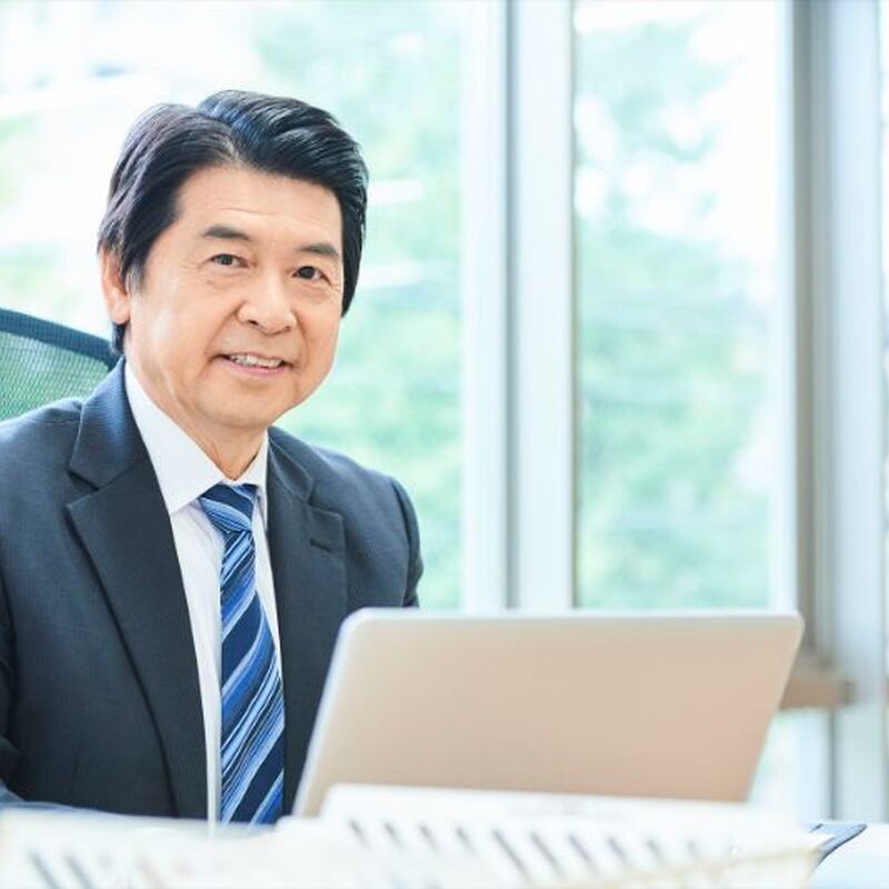 カメラを見つめる代表